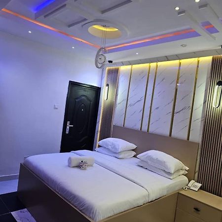 Vhs Vinchee Suites Лагос Экстерьер фото
