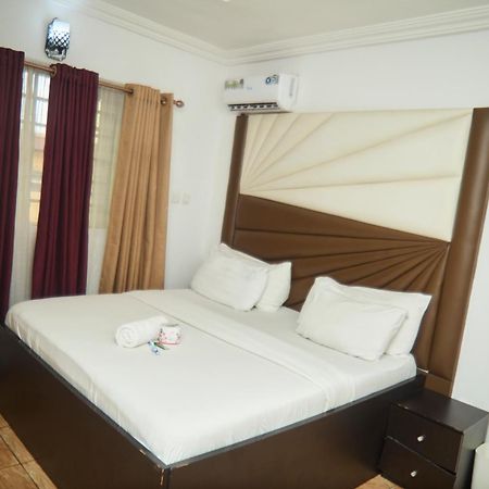 Vhs Vinchee Suites Лагос Экстерьер фото