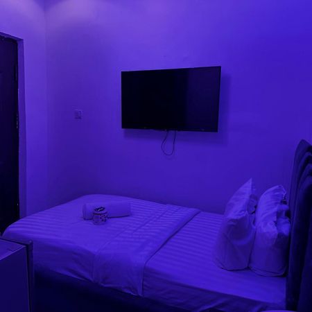 Vhs Vinchee Suites Лагос Экстерьер фото