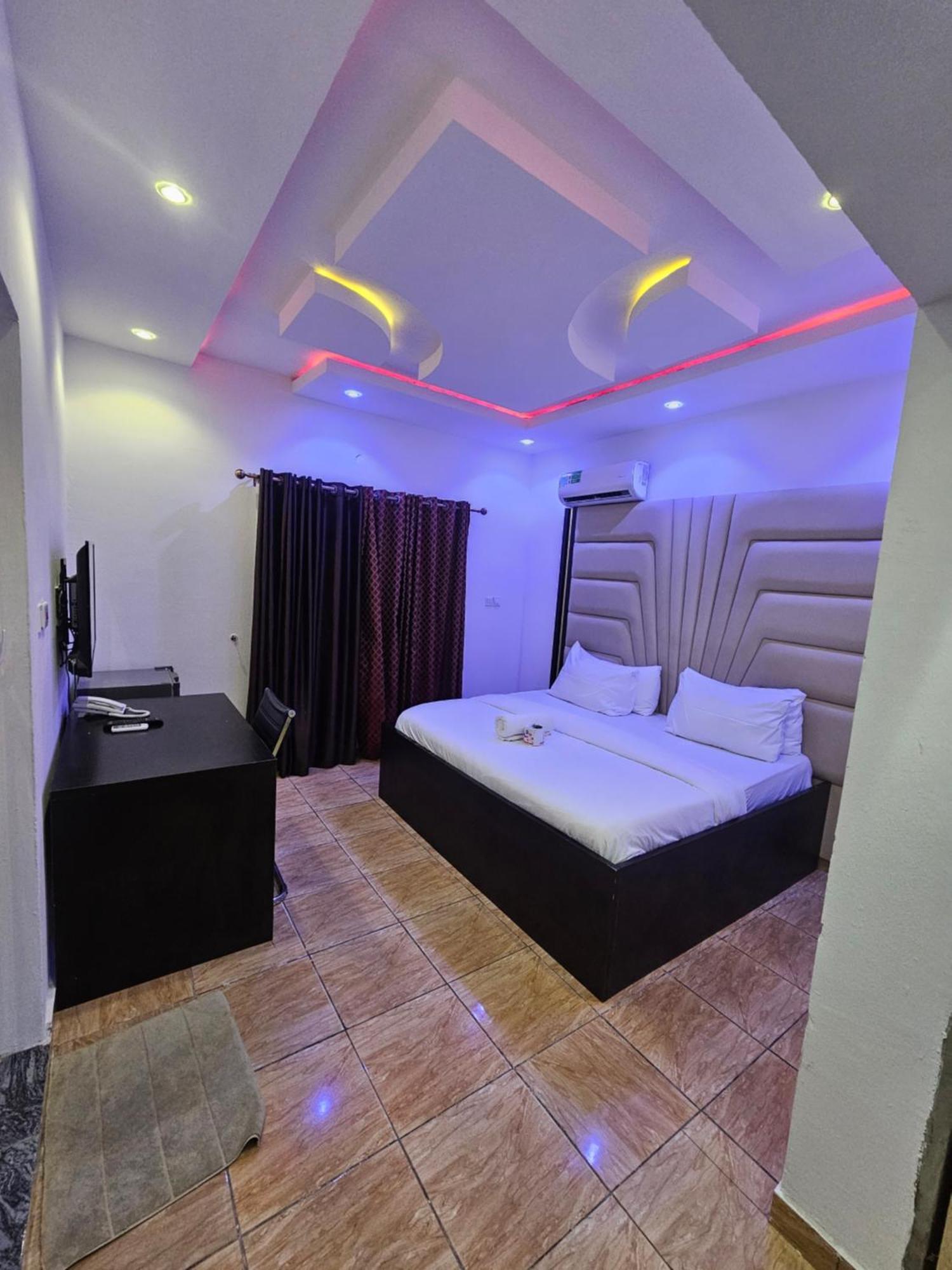 Vhs Vinchee Suites Лагос Экстерьер фото