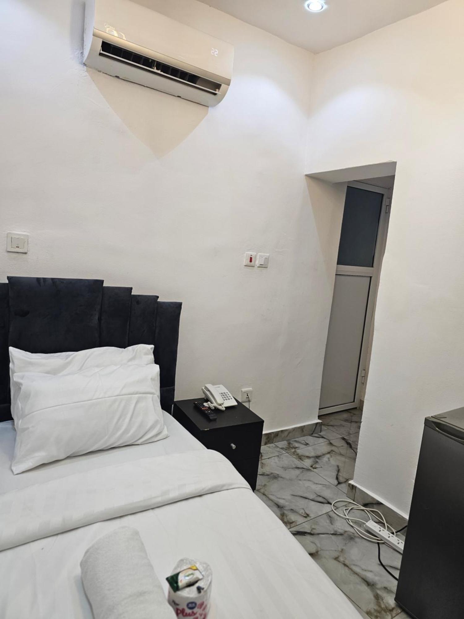 Vhs Vinchee Suites Лагос Экстерьер фото