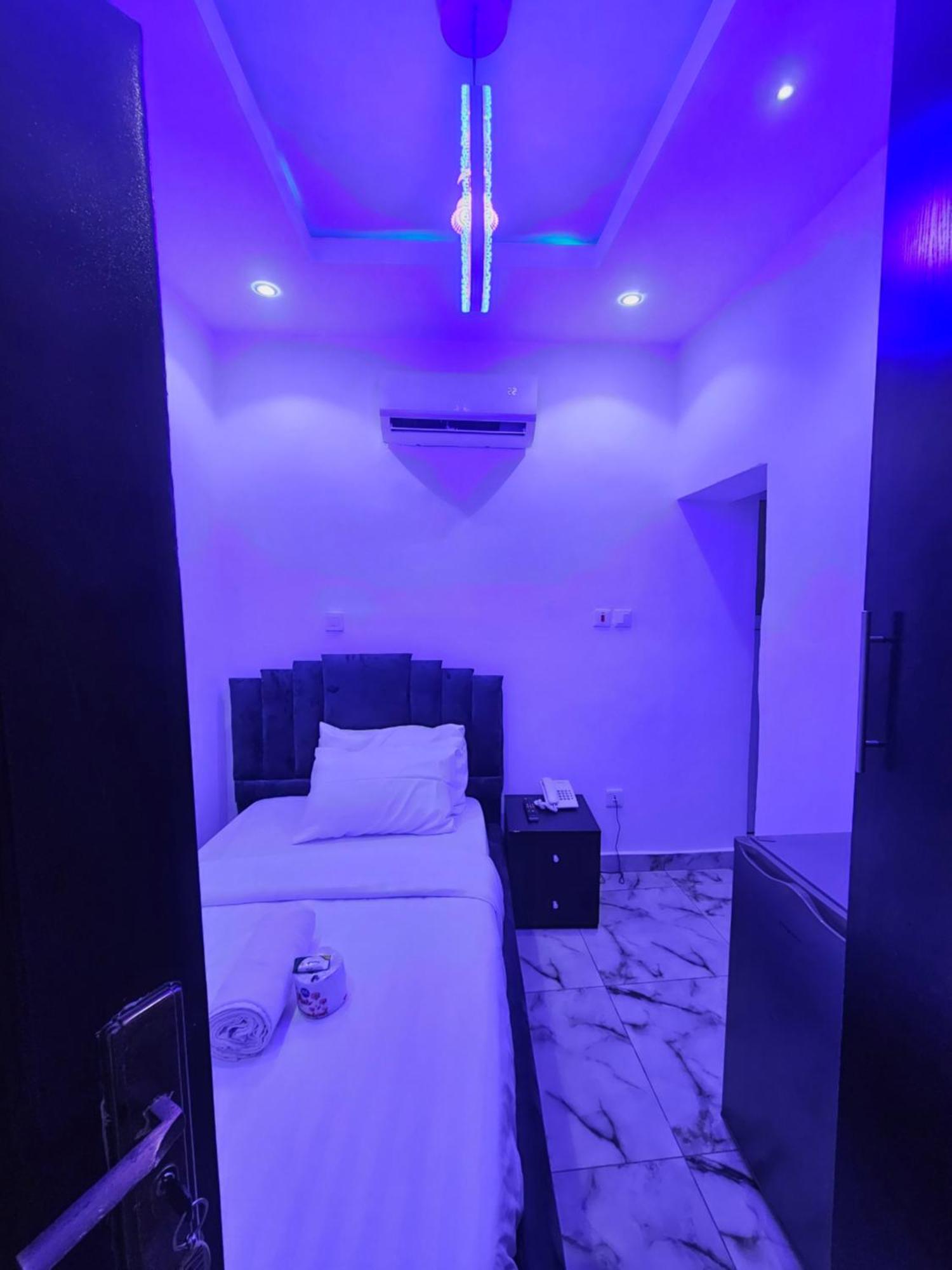 Vhs Vinchee Suites Лагос Экстерьер фото