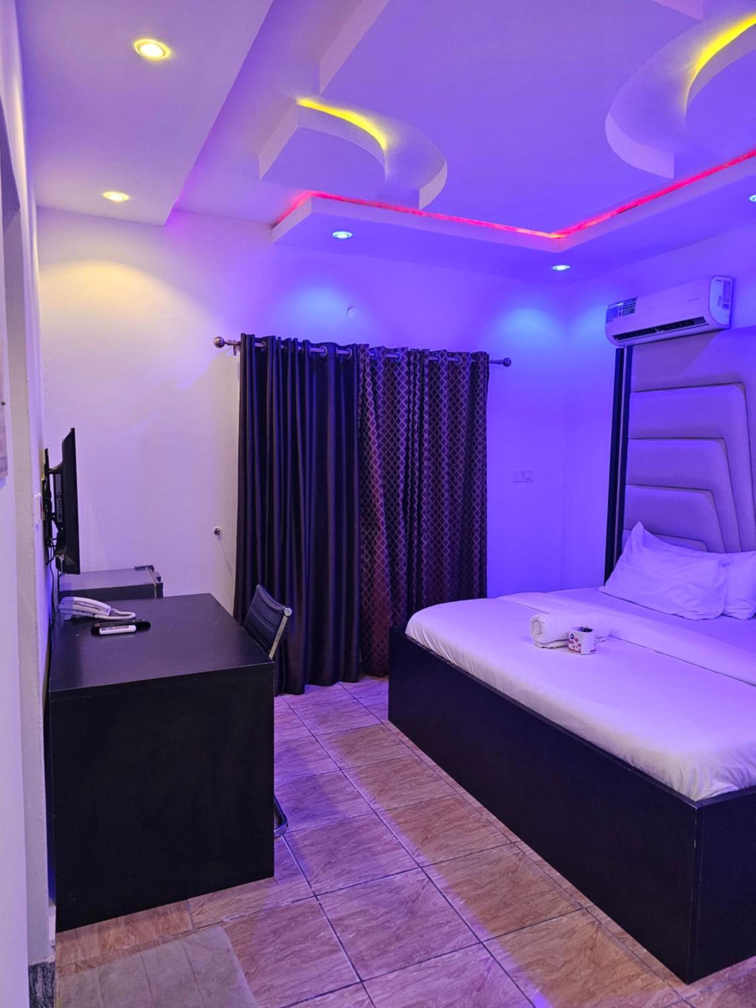 Vhs Vinchee Suites Лагос Экстерьер фото