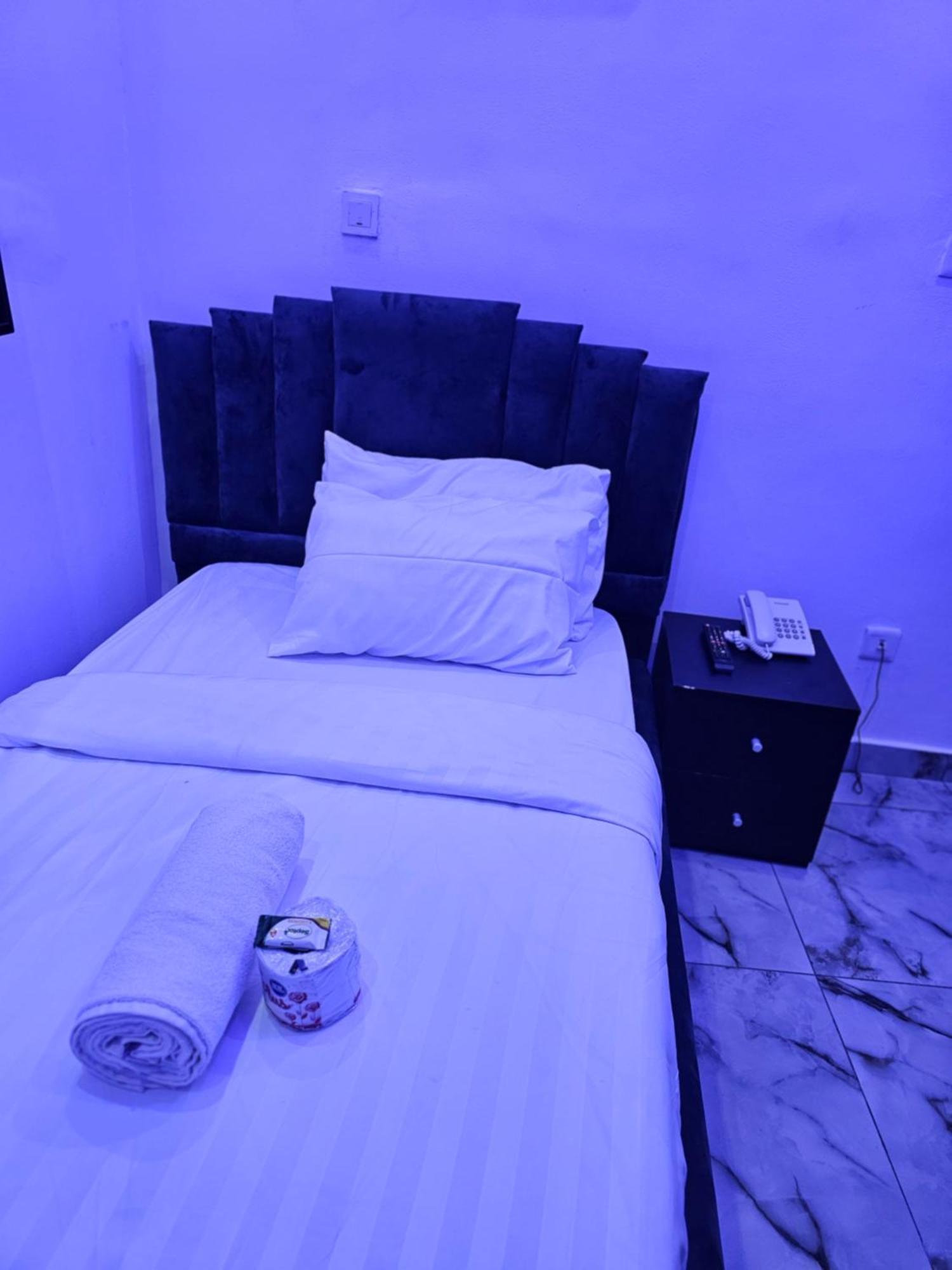 Vhs Vinchee Suites Лагос Экстерьер фото