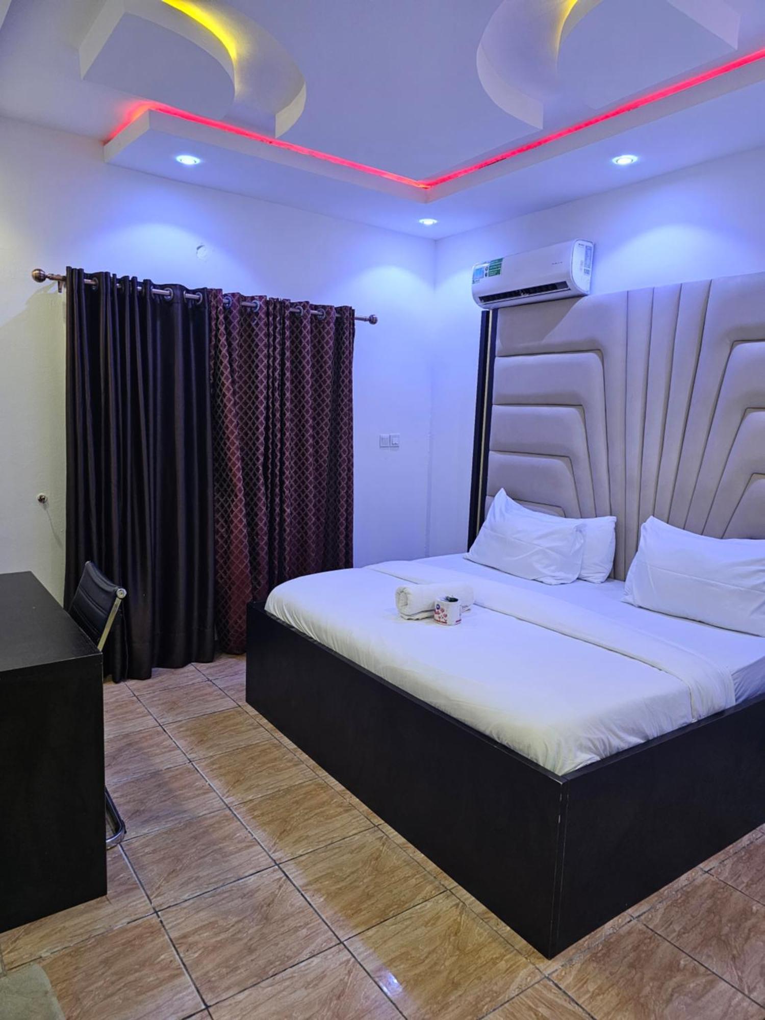 Vhs Vinchee Suites Лагос Экстерьер фото