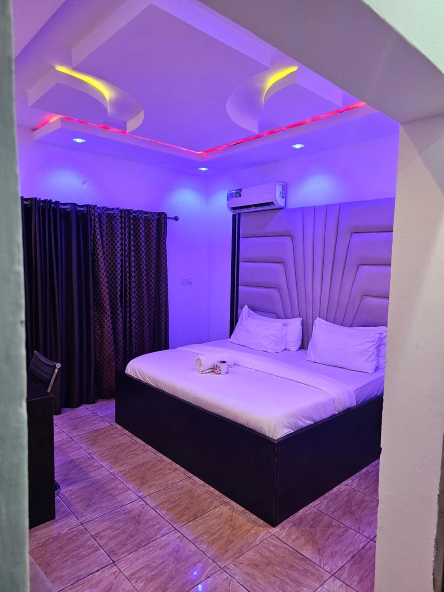 Vhs Vinchee Suites Лагос Экстерьер фото