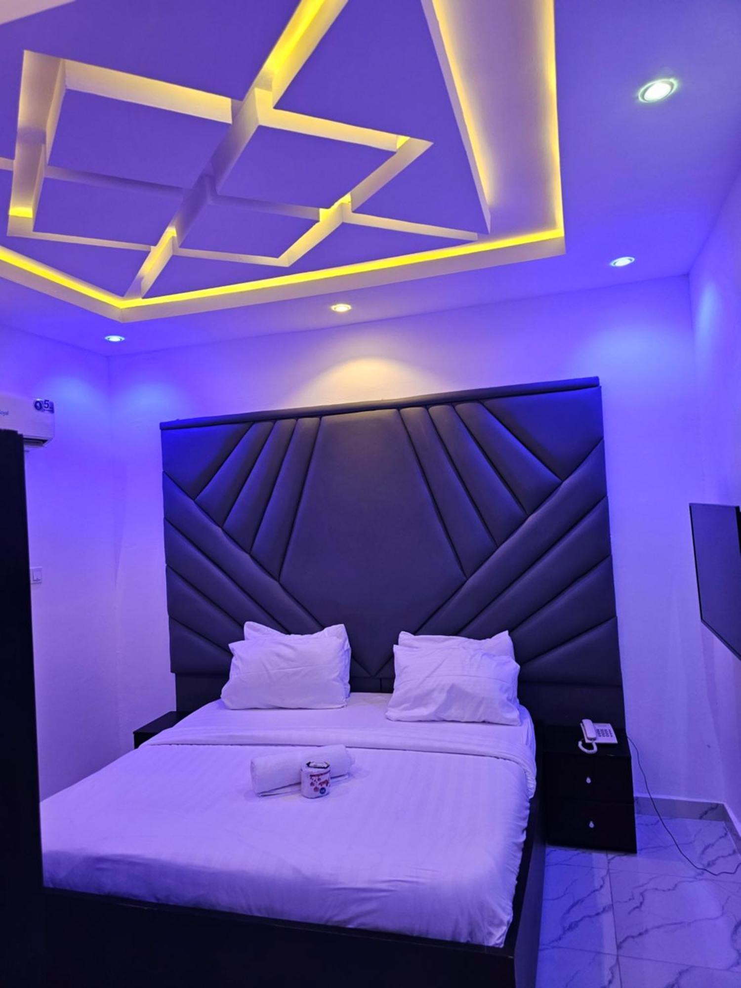 Vhs Vinchee Suites Лагос Экстерьер фото