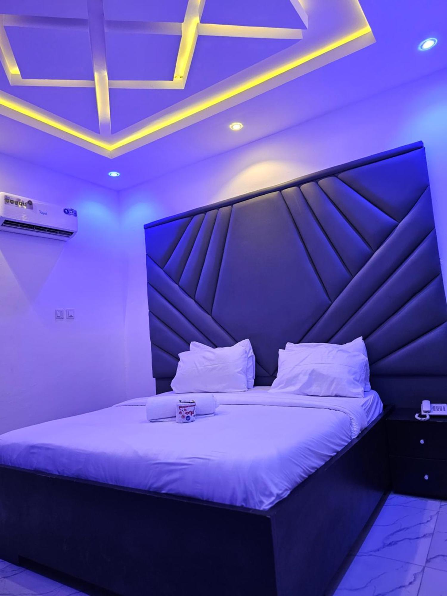 Vhs Vinchee Suites Лагос Экстерьер фото