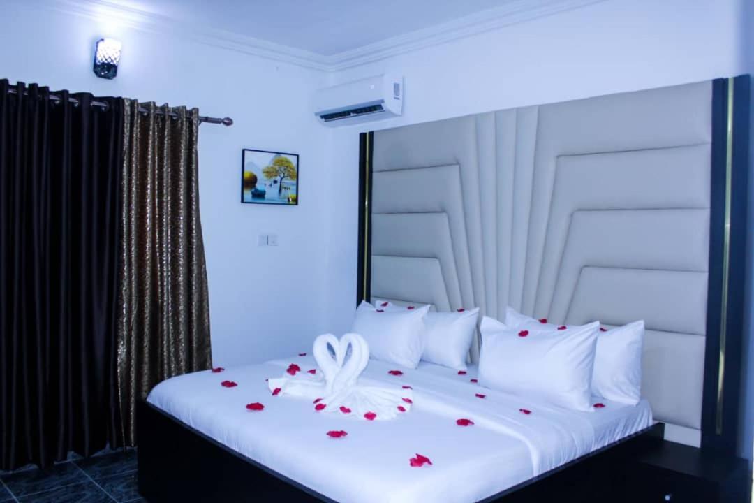 Vhs Vinchee Suites Лагос Экстерьер фото
