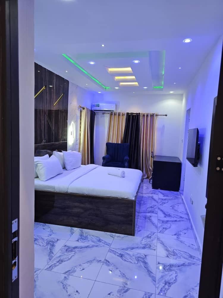 Vhs Vinchee Suites Лагос Экстерьер фото