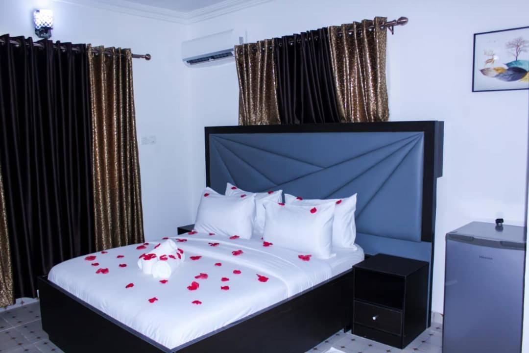 Vhs Vinchee Suites Лагос Экстерьер фото