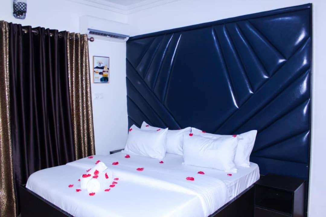 Vhs Vinchee Suites Лагос Экстерьер фото