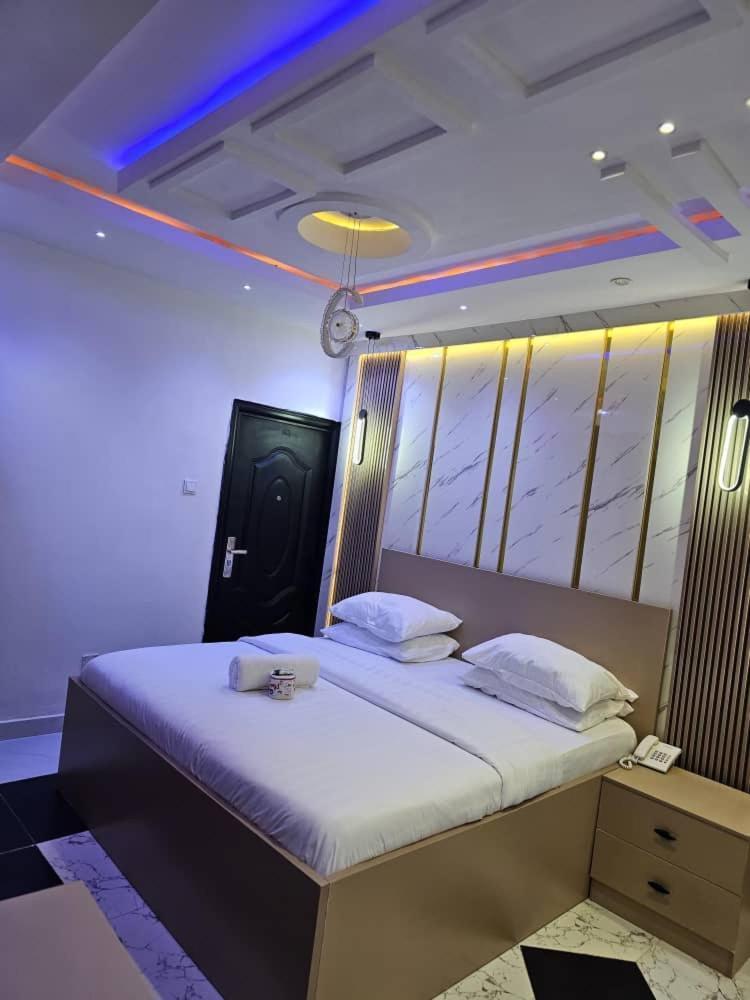 Vhs Vinchee Suites Лагос Экстерьер фото