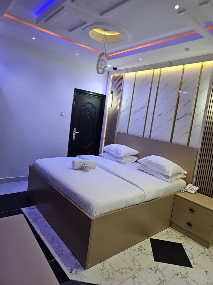 Vhs Vinchee Suites Лагос Экстерьер фото