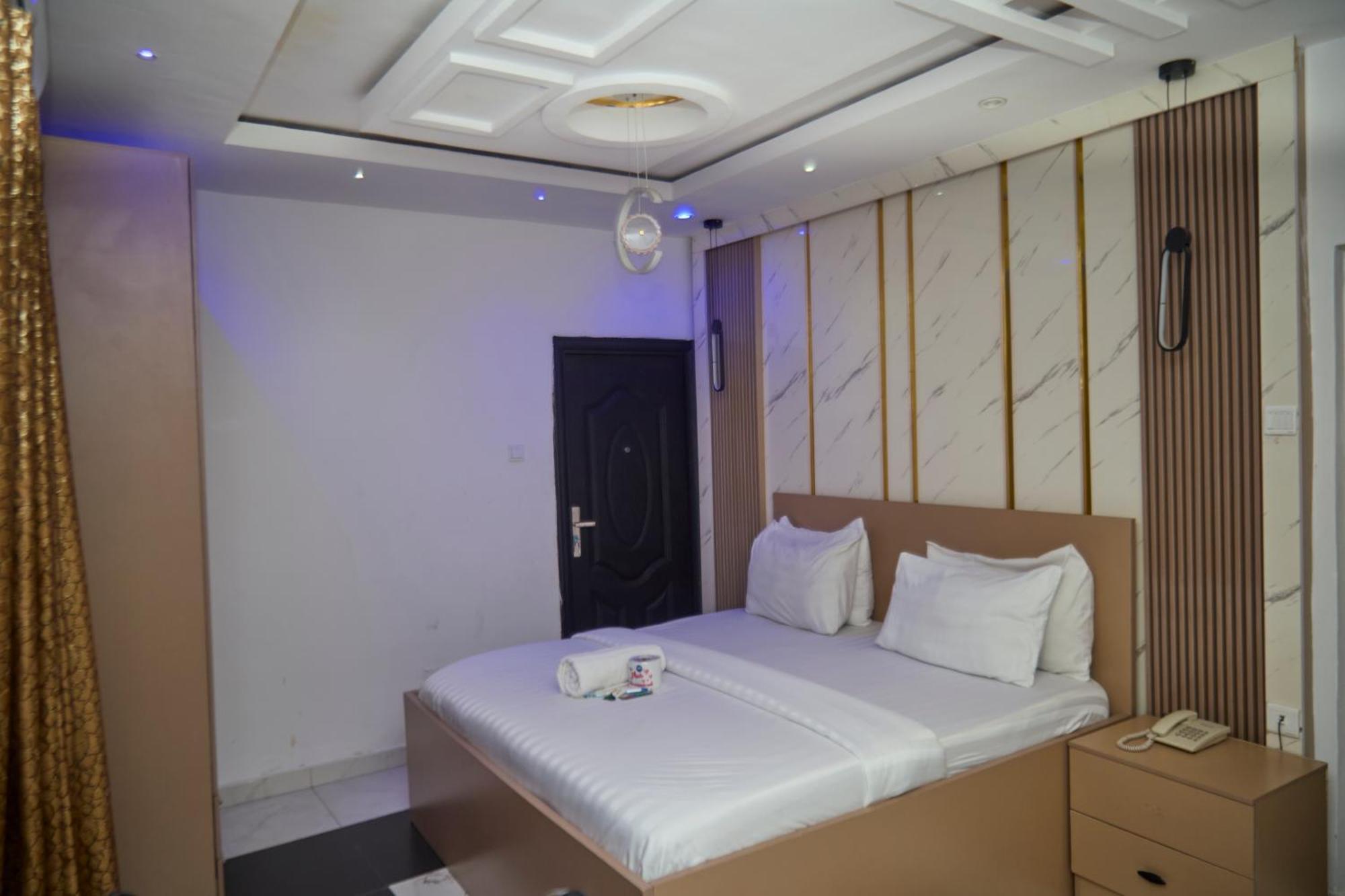 Vhs Vinchee Suites Лагос Экстерьер фото