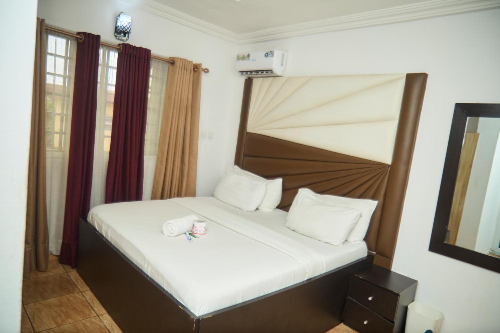 Vhs Vinchee Suites Лагос Экстерьер фото