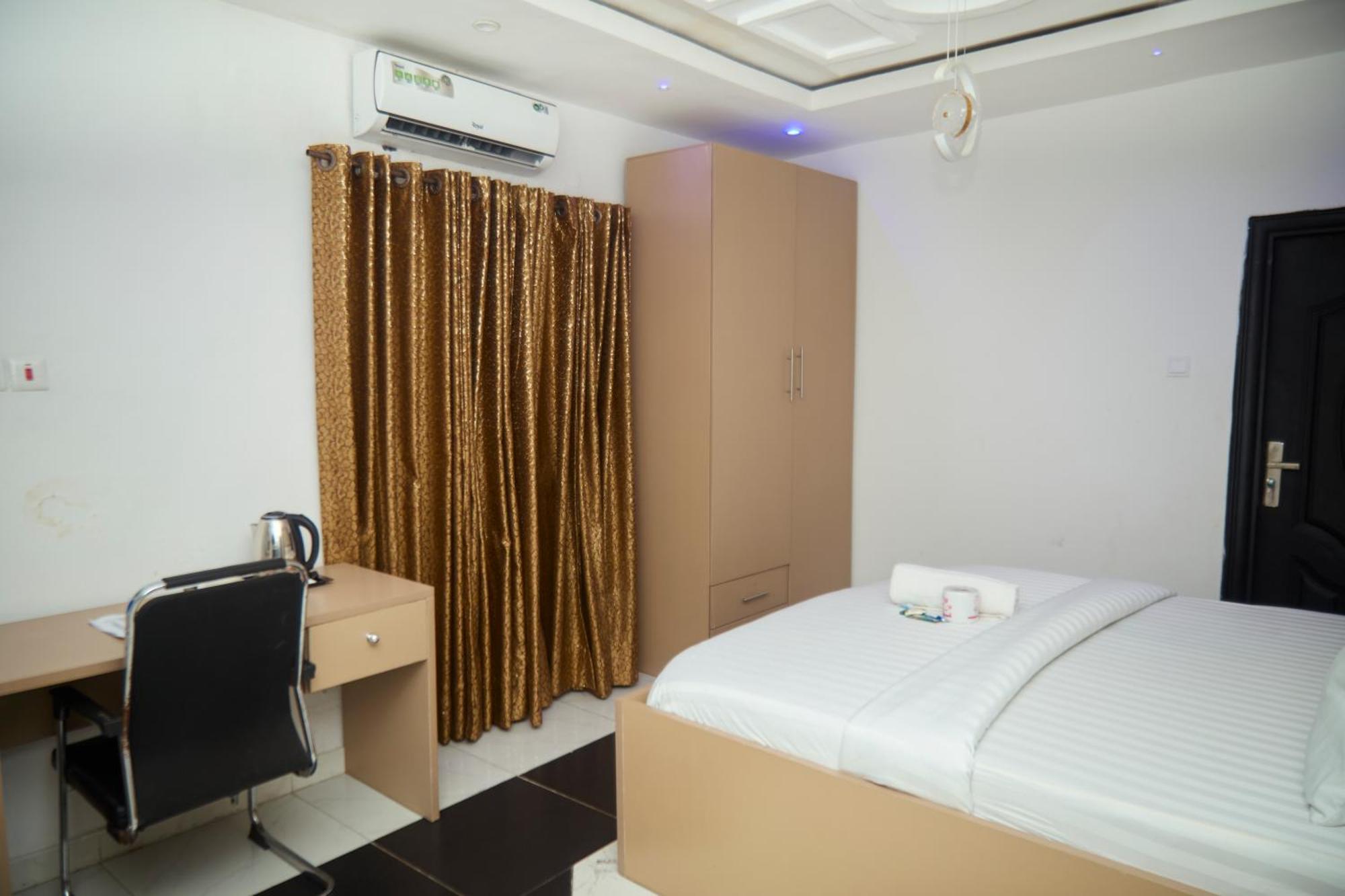 Vhs Vinchee Suites Лагос Экстерьер фото