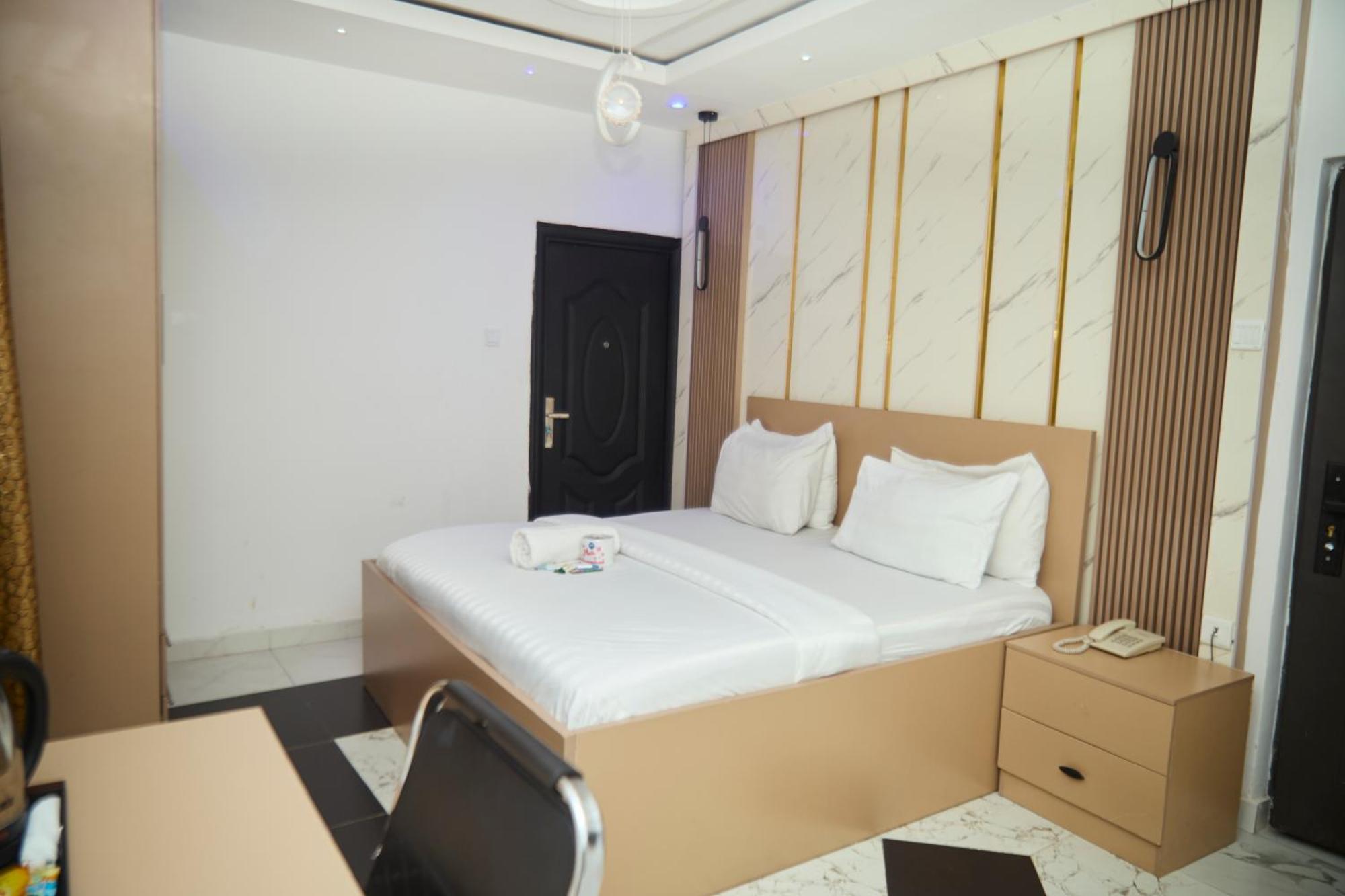 Vhs Vinchee Suites Лагос Экстерьер фото