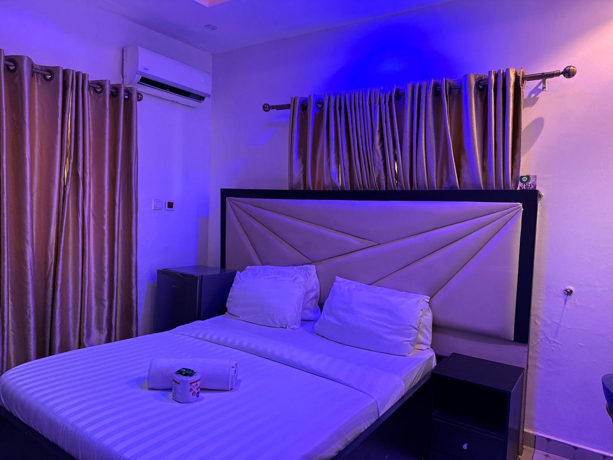 Vhs Vinchee Suites Лагос Экстерьер фото