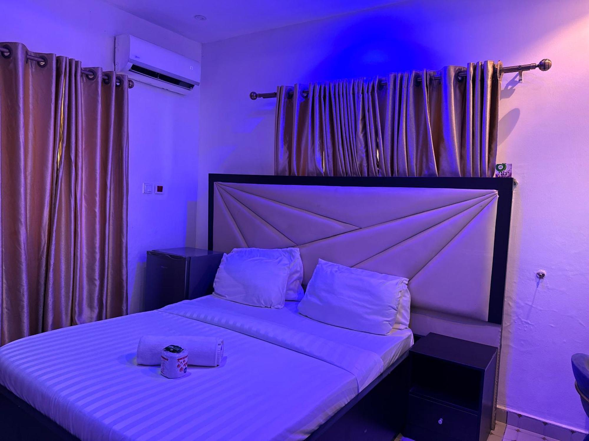 Vhs Vinchee Suites Лагос Экстерьер фото